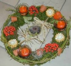 Herbstlicher Mooskranz f&uuml;r den Tisch