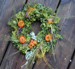 Sommerkranz mit Strohblumen und Gerste