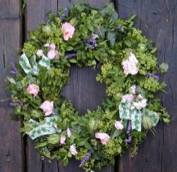 Sommerlicher Kranz mit Rosen und Lavendel