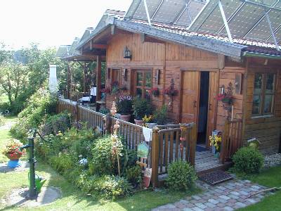 Das Gartenhaus vom Haus aus gesehen.