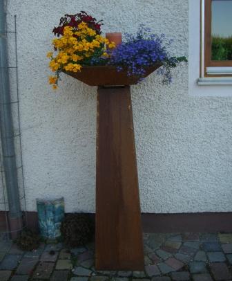 Die Dekos&auml;ulen im Hof