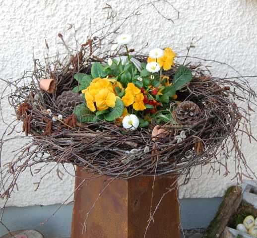 Eisenschale mit Primeln