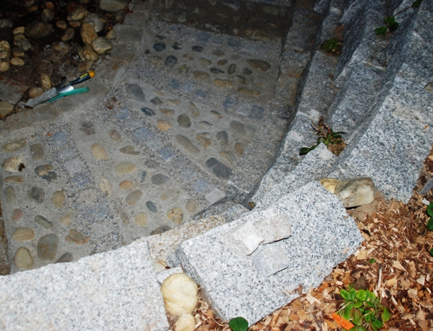 Der Weg beim Hochbeet ist auch fertig 