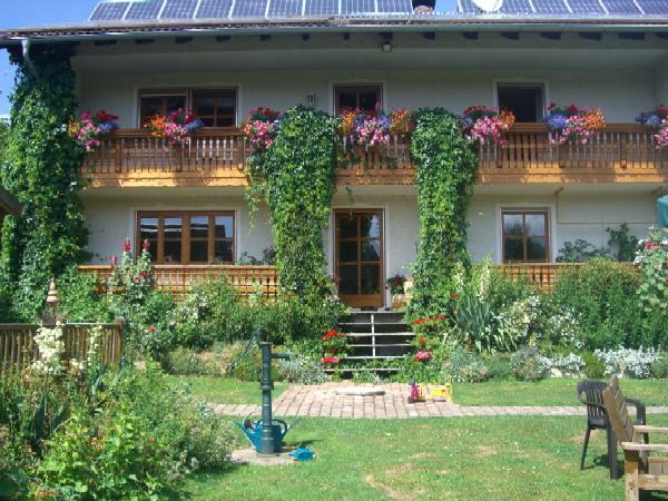 S&uuml;dseite mit Balkon in voller Bl&uuml;te