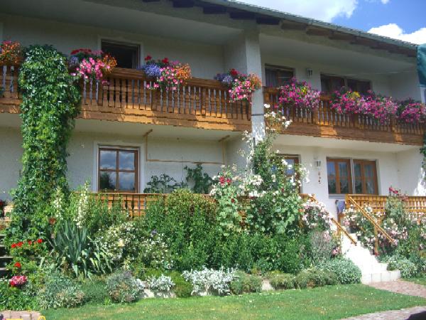 S&uuml;dseite mit Balkon in voller Bl&uuml;te