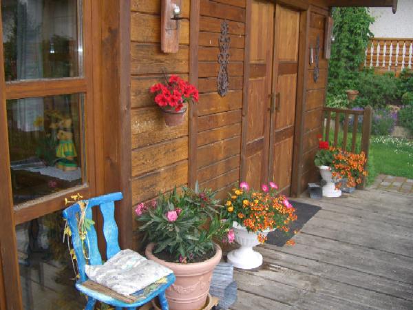 Blumen vorm Gartenhaus
