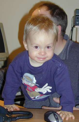 Mit dem Papa Pc spielen kommt doch immer gut !