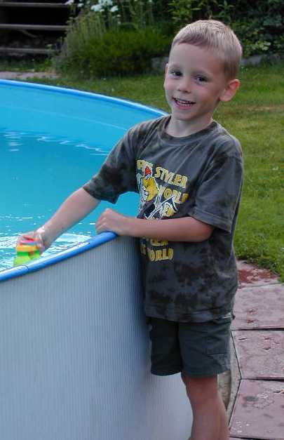 Beim Poolplanschen