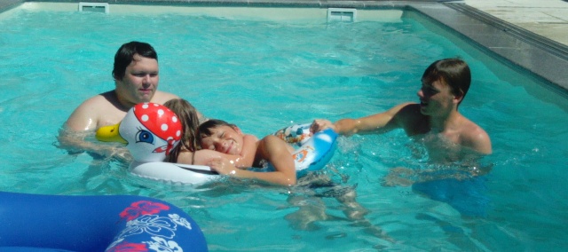 Juni 2014, alle Kids im Pool