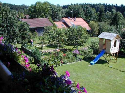 Unser Garten vom Balkon aus gesehen: