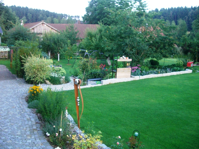 von der neuen Terrasse Blick zum Gem&uuml;se und Obstgarten