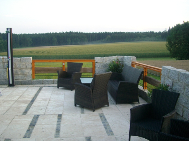 Sitzeck am Pool mit freier Aussicht