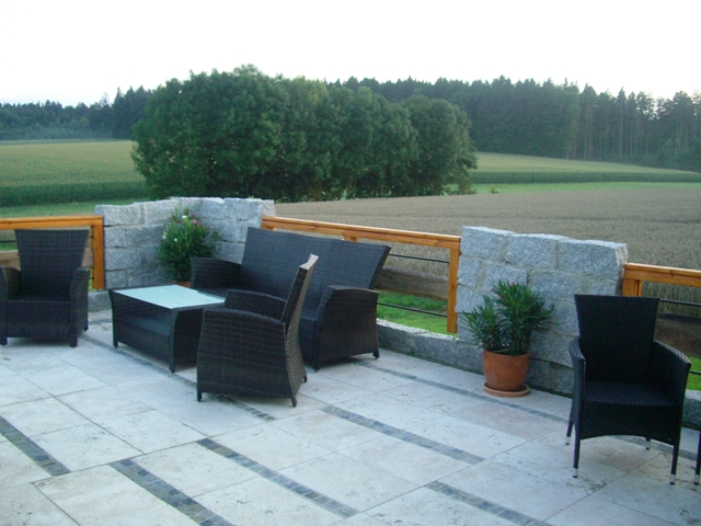 Sitzeck am Pool mit freier Aussicht