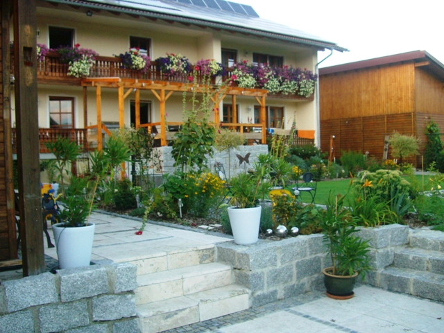 zum Haus mit der neuen Terrasse plus &Uuml;berdachung