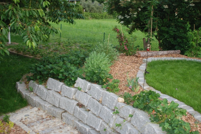 &Uuml;bergang von der aufgesch&uuml;tteten Gartenfl&auml;che zum Obstgarten