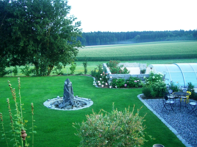 Springbrunnen und Blick zum Poolbereich