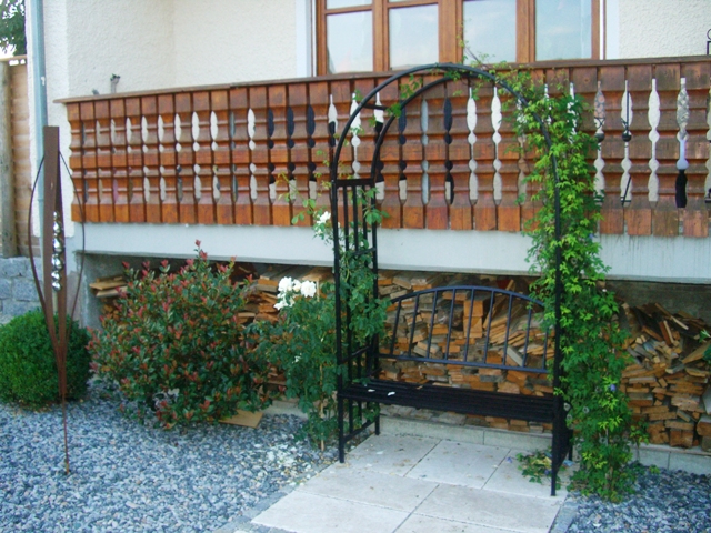 Ruhebank unterm Wohnzimmerfenster
