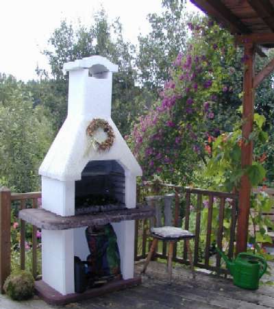 Wo vorher der Stuhl mit Sonnenblume thronte ist nun ein fester Grillplatz entstanden
