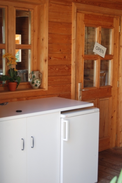 rechts mit kleinen K&uuml;hlschrank