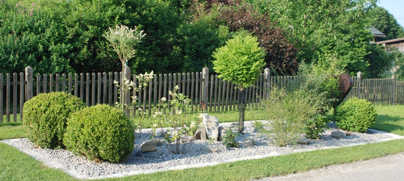 2015 Juni Blumeninsel neben der Hofeinfahrt